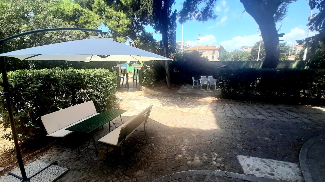 Old Captain'S Apartments - In A Pine Wood By The Sea And Tennis Courts 스플리트 외부 사진
